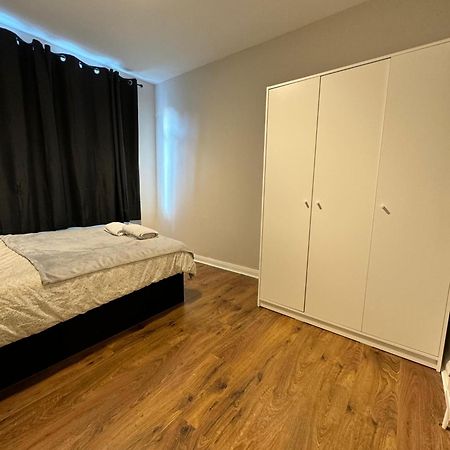 Double Bedroom In Private Home- Canning Town By London Excel المظهر الخارجي الصورة